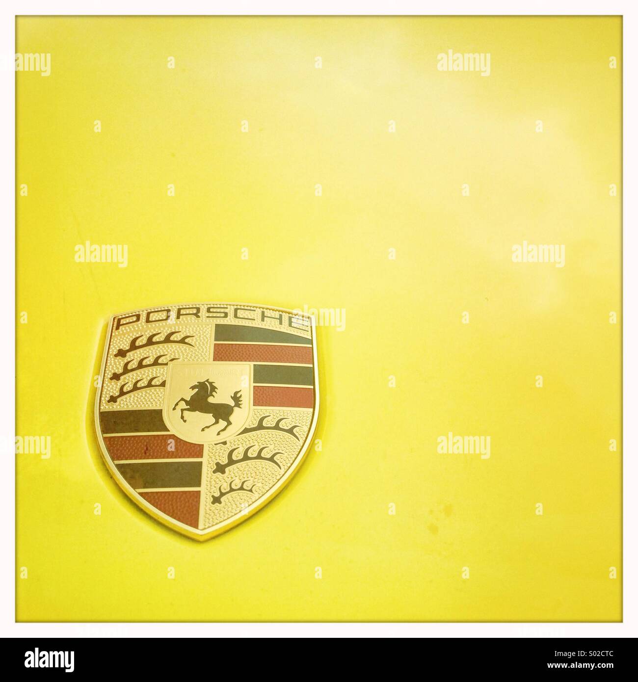 Porsche 911 Sportwagen Abzeichen - Smartphone-aufgenommenes Stockfoto