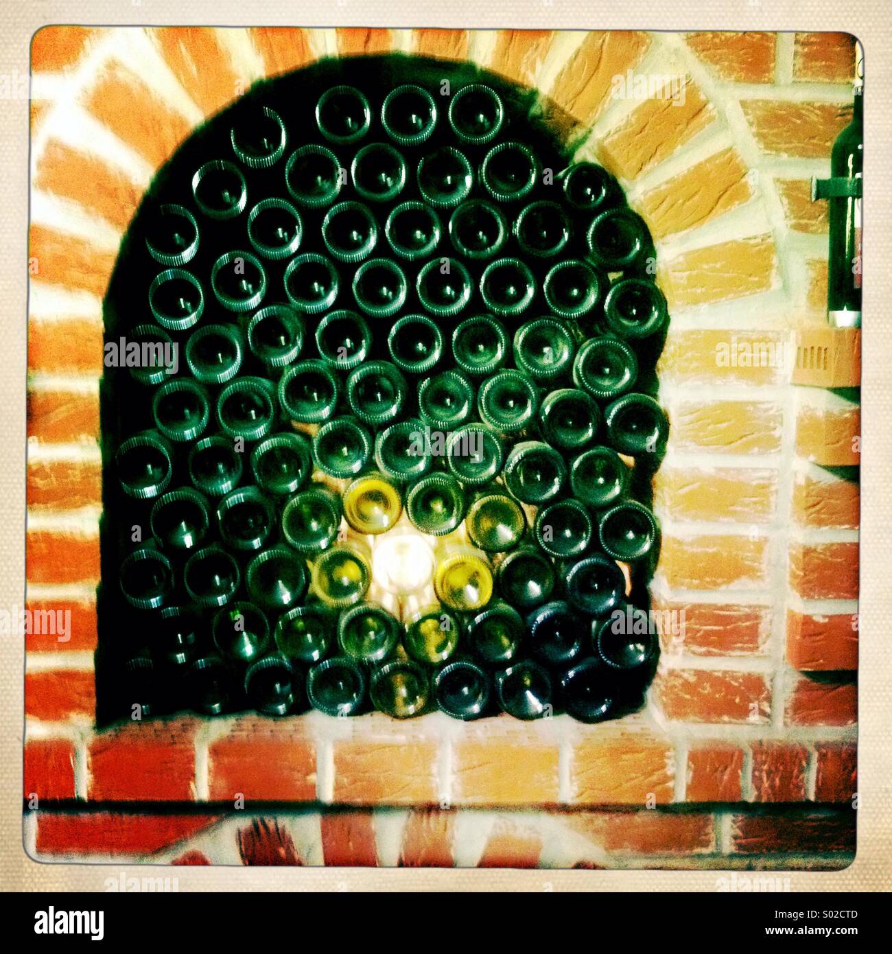 Weinflaschen im Keller Stockfoto