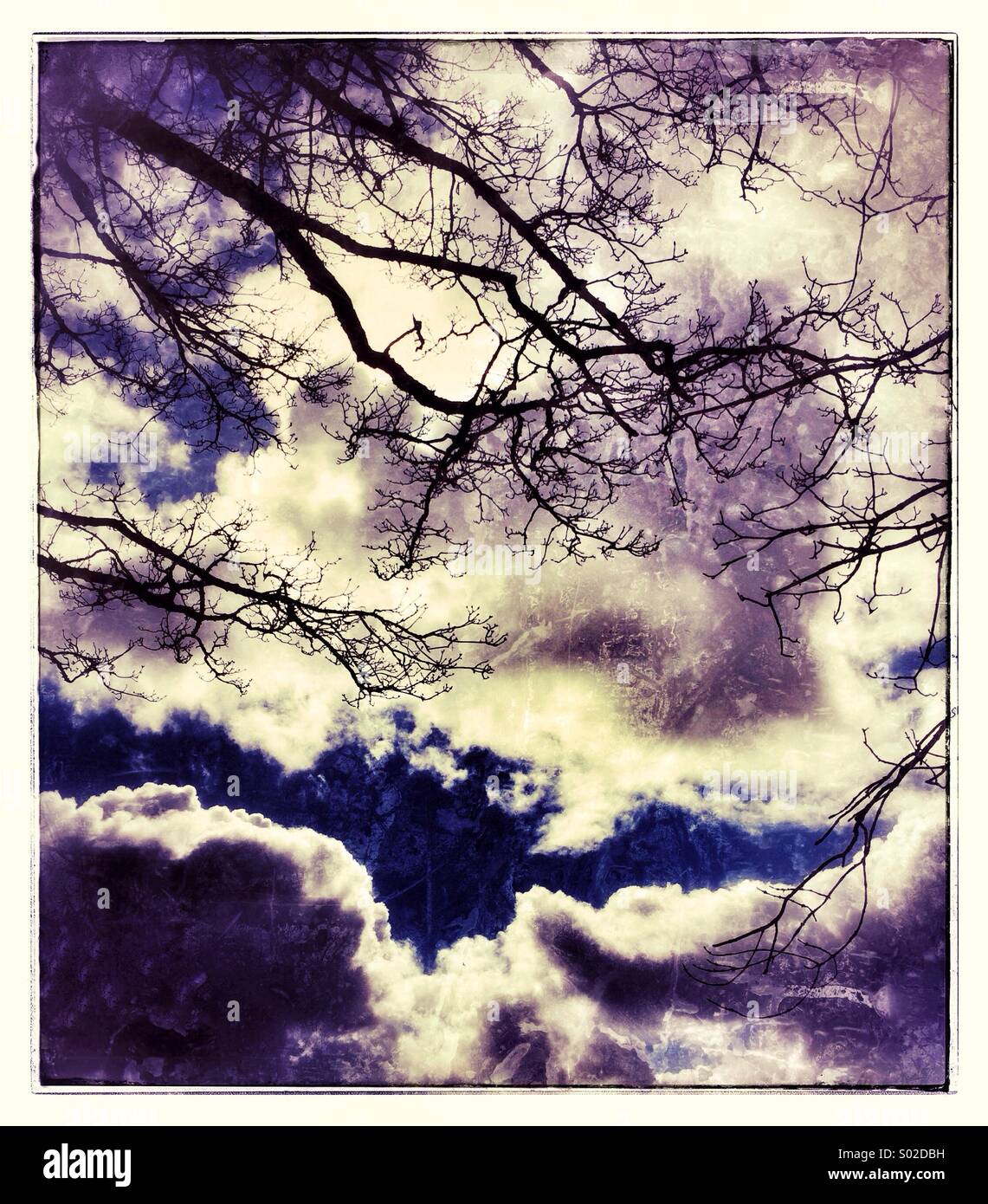 Dramatische Wolken in einer Landschaft Stockfoto