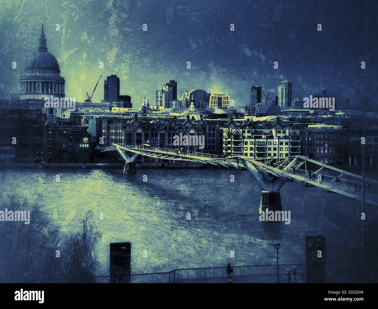 St. Pauls Cathedral, die Themse und die Millennium Bridge im Zentrum von London, England, UK. - Smartphone-aufgenommenes Stockfoto