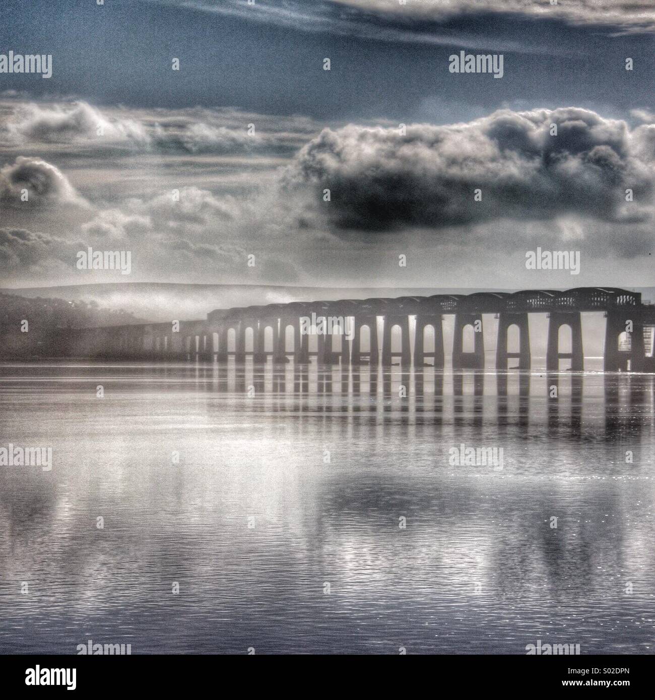 Tay-Brücke durch den Nebel... Stockfoto