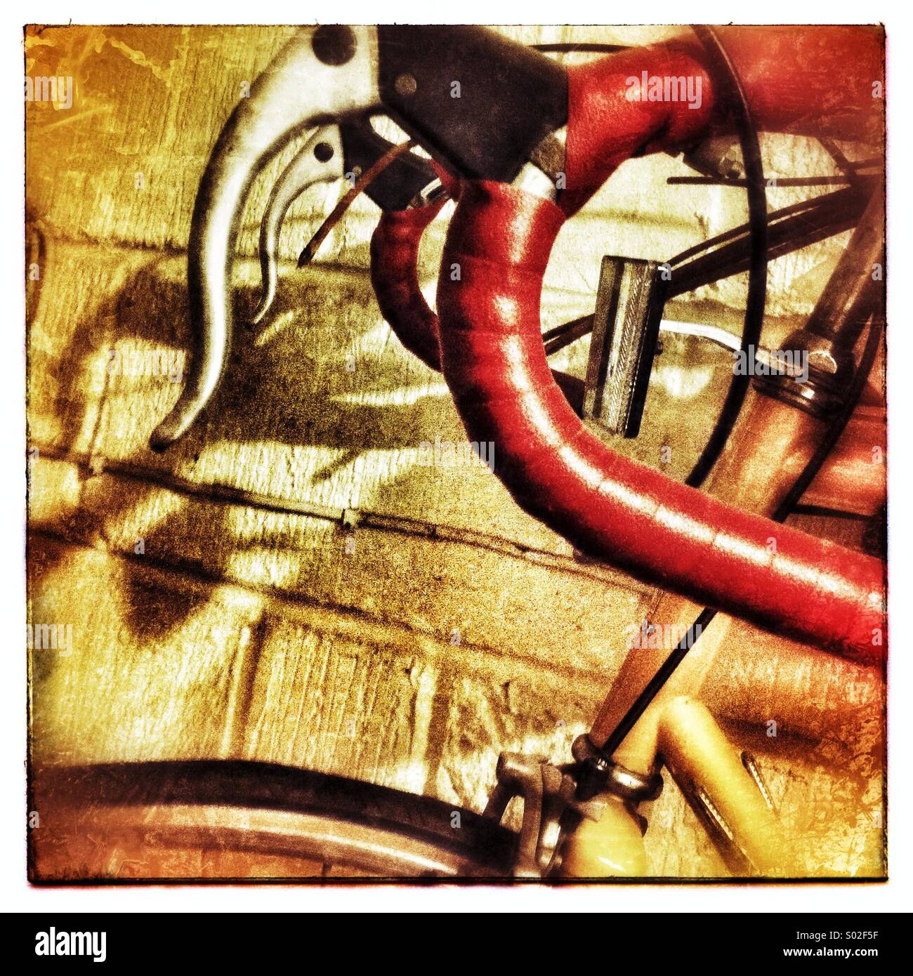 Traurig unbenutzte Fahrrad auf Garagenwand Stockfoto