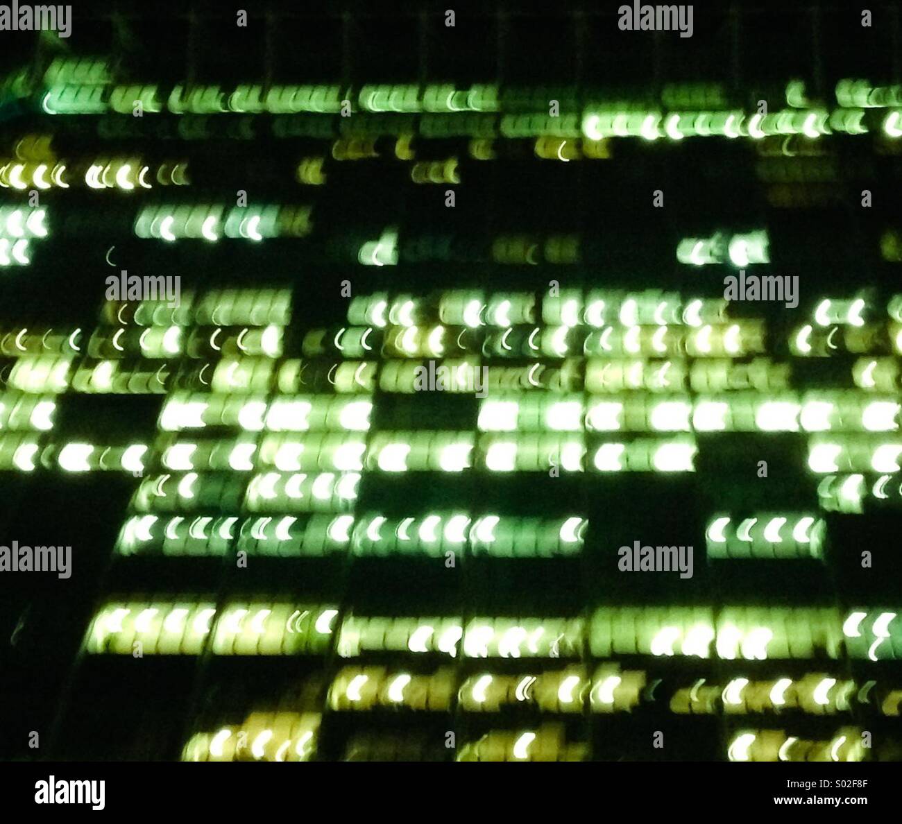 Muster von Bürogebäude mit Lichtern auf Links - Smartphone-aufgenommenes Stockfoto