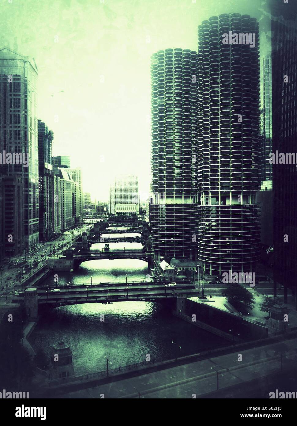 Chicago River und der Marina City-Komplex in dramatischen späten Nachmittag dunstigen Licht. Stockfoto