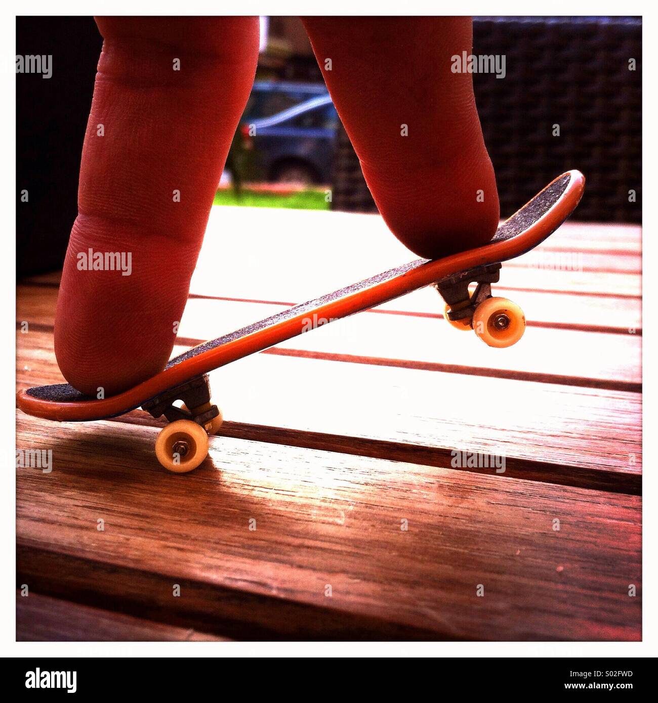 Skateboard und Finger Stockfoto