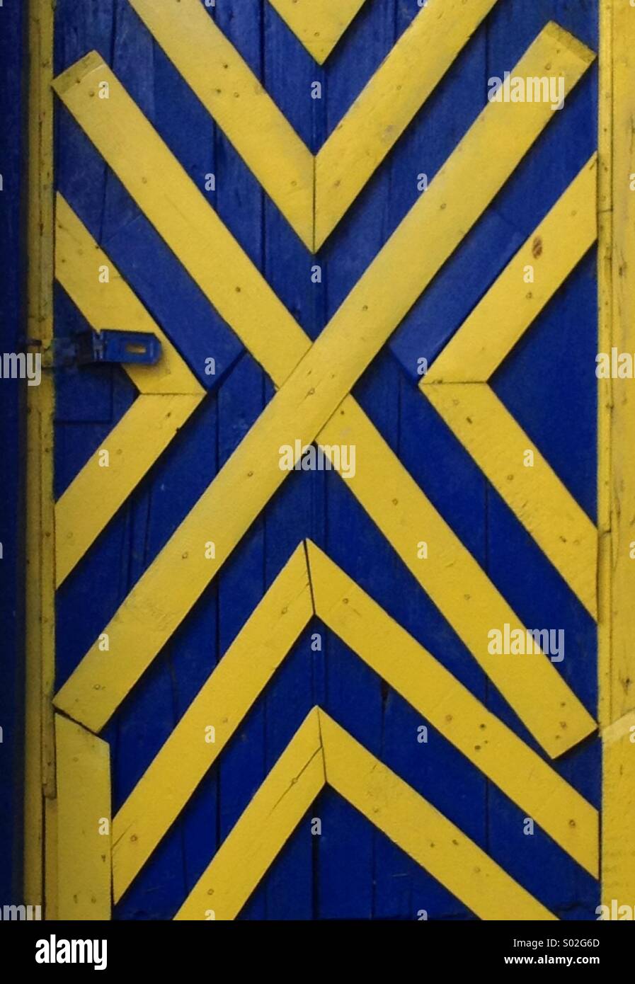 Blaue und gelbe Tür Stockfoto