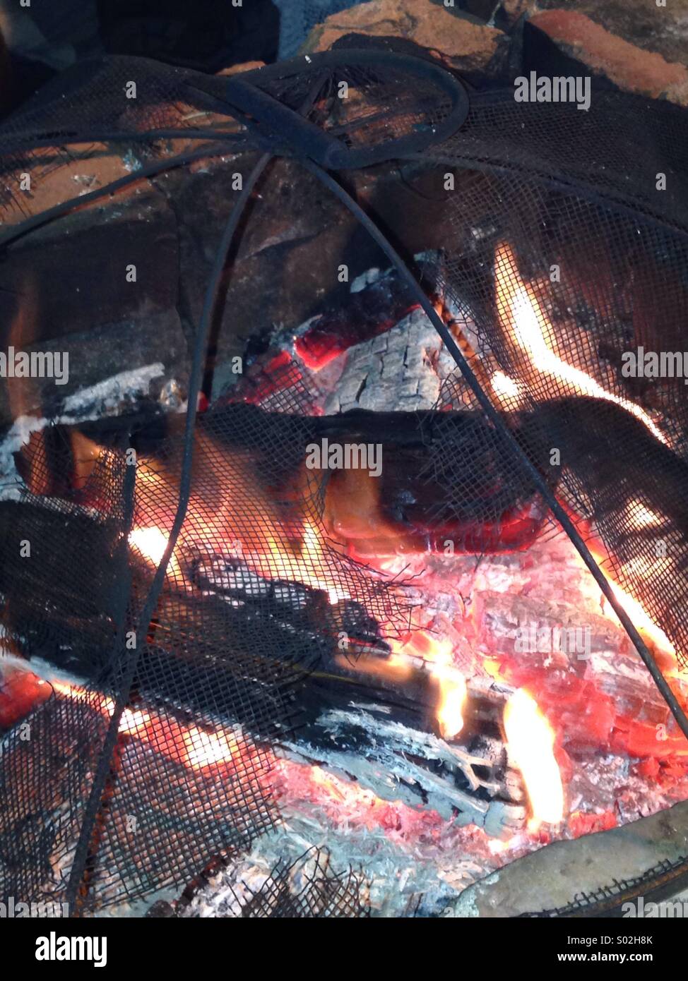 Offene Lagerfeuer brennen Holz rote Flammen - Smartphone-aufgenommenes Stockfoto