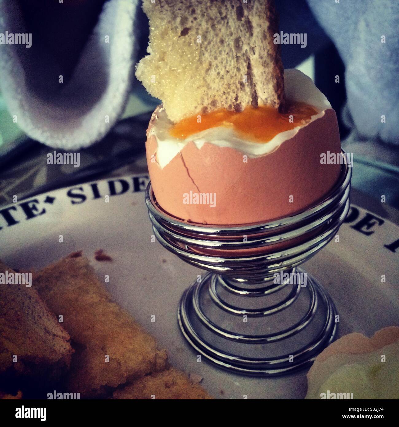 Laufende Ei mit DIP-Toast Soldaten Stockfoto