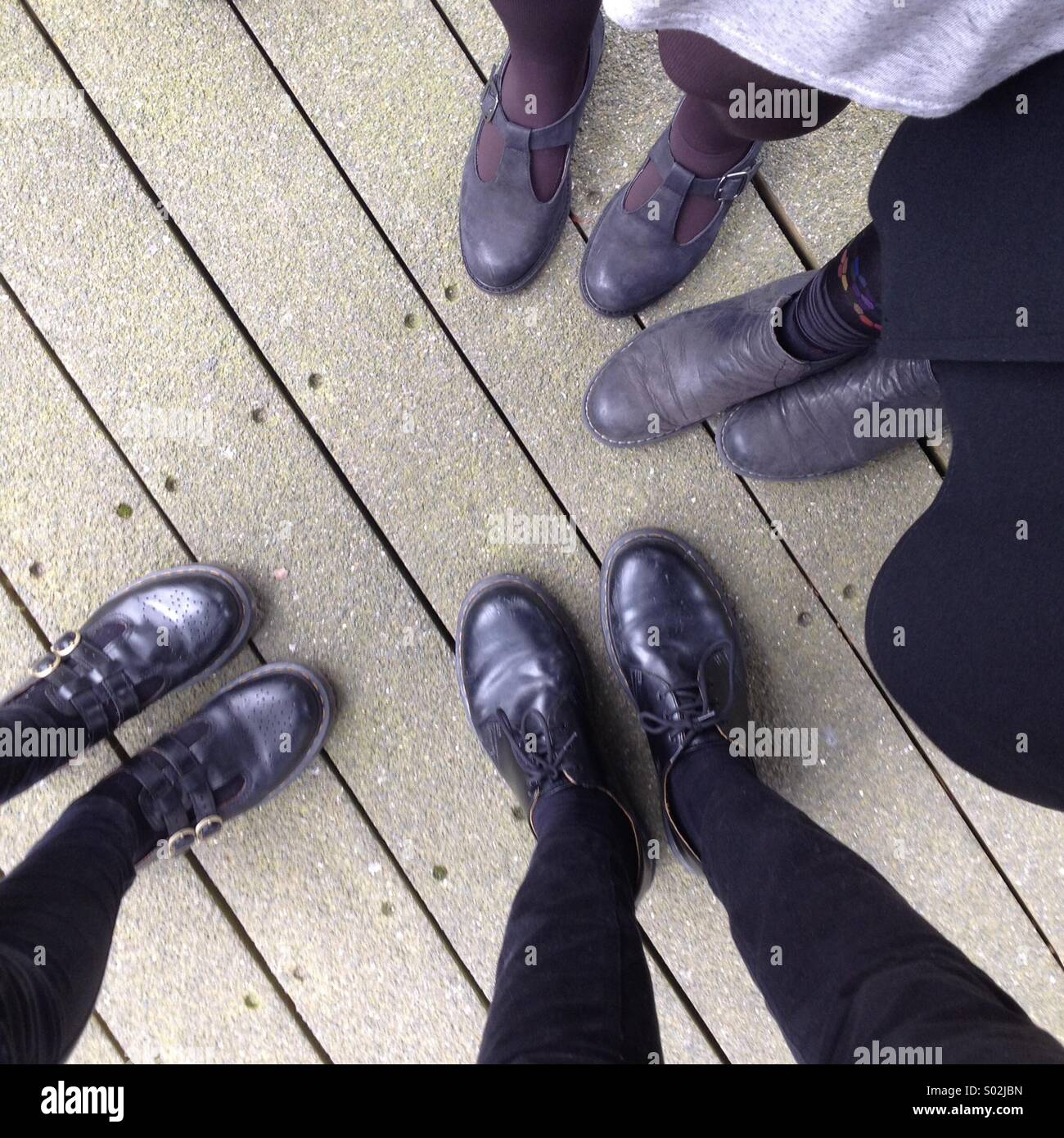 Schuhe und die Beine der Freunde treffen Stockfoto