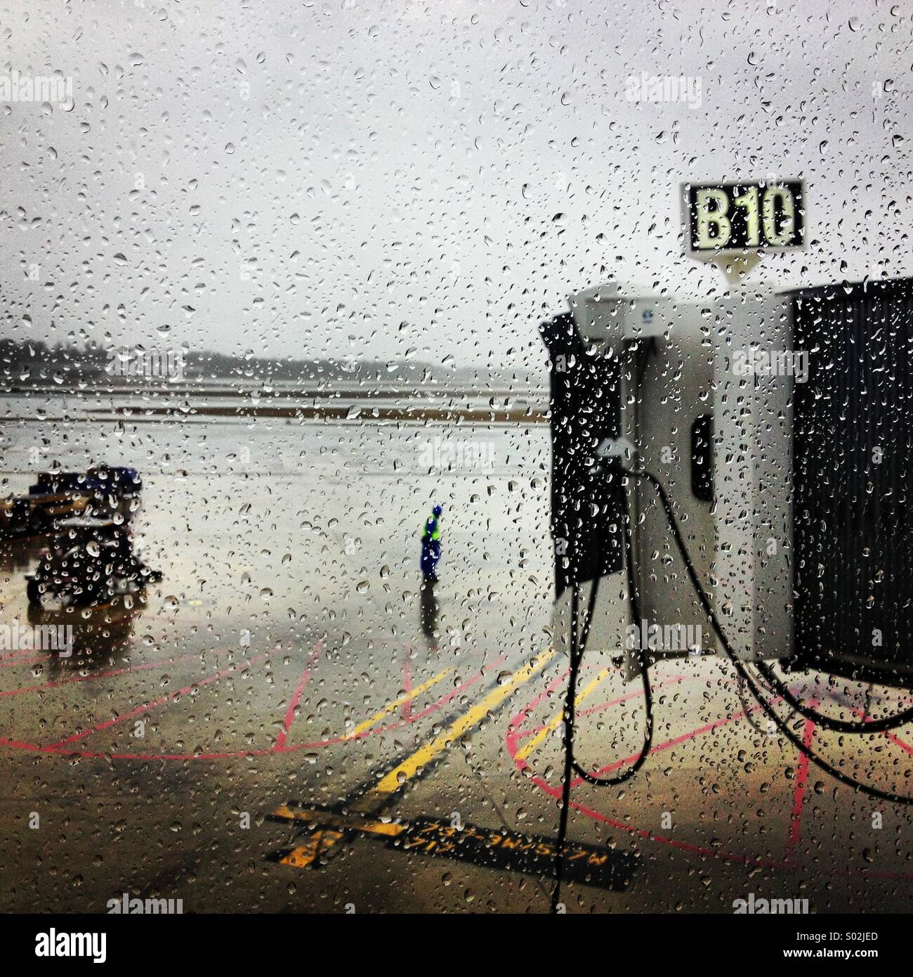 Ein Flughafen-Gate am Baltimore Washington International Airport an einem regnerischen Tag. Stockfoto