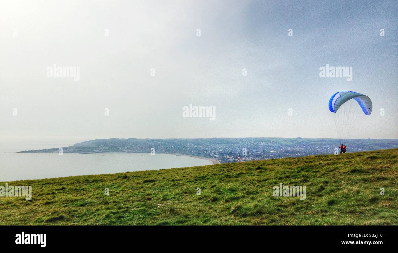 Paragliding bei Ballard Down, Swanage, Dorset Stockfoto