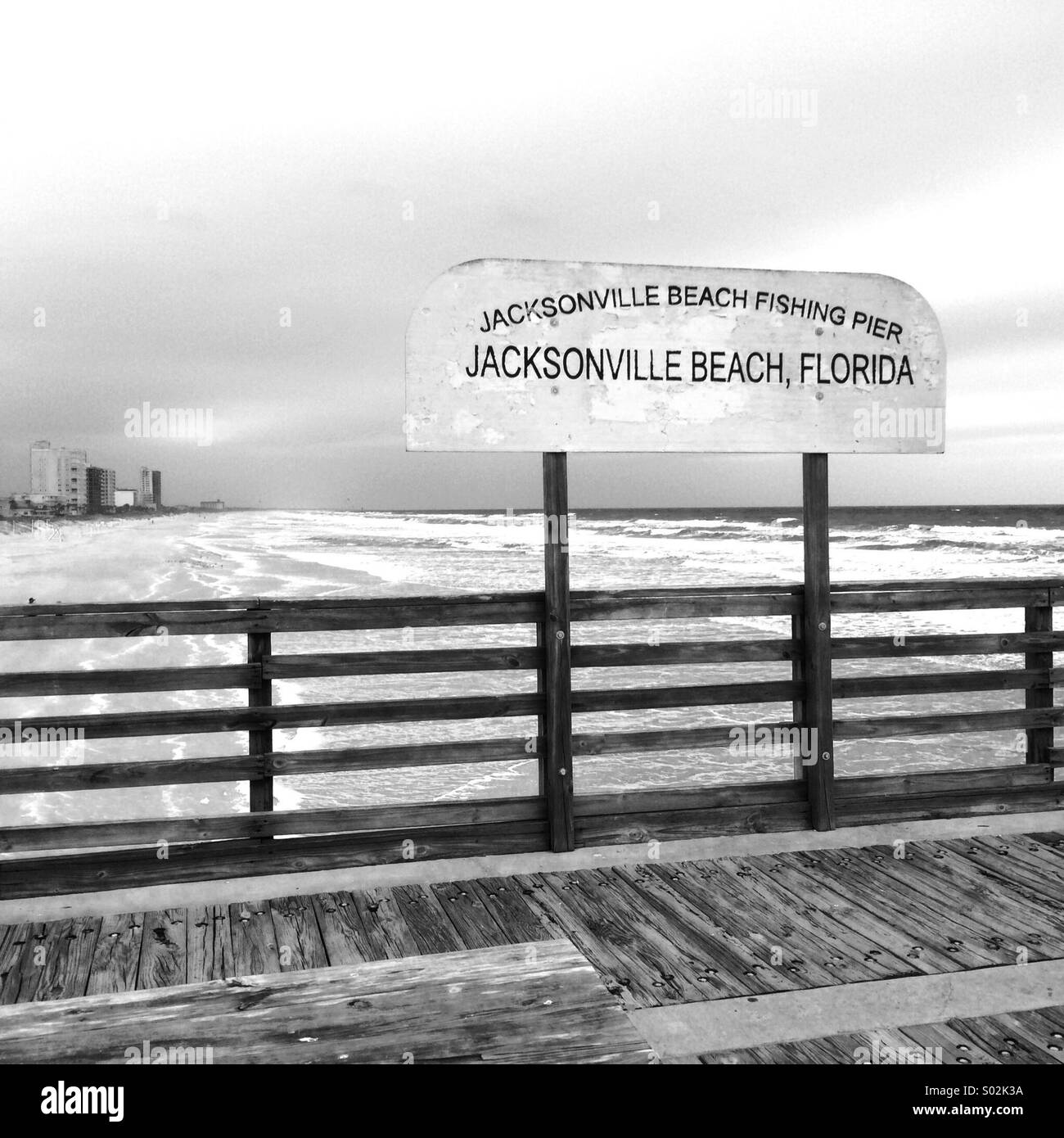 Der alte Jacksonville Beach Fishing Pier, der von einem Hurrikan zerstört wurde Stockfoto