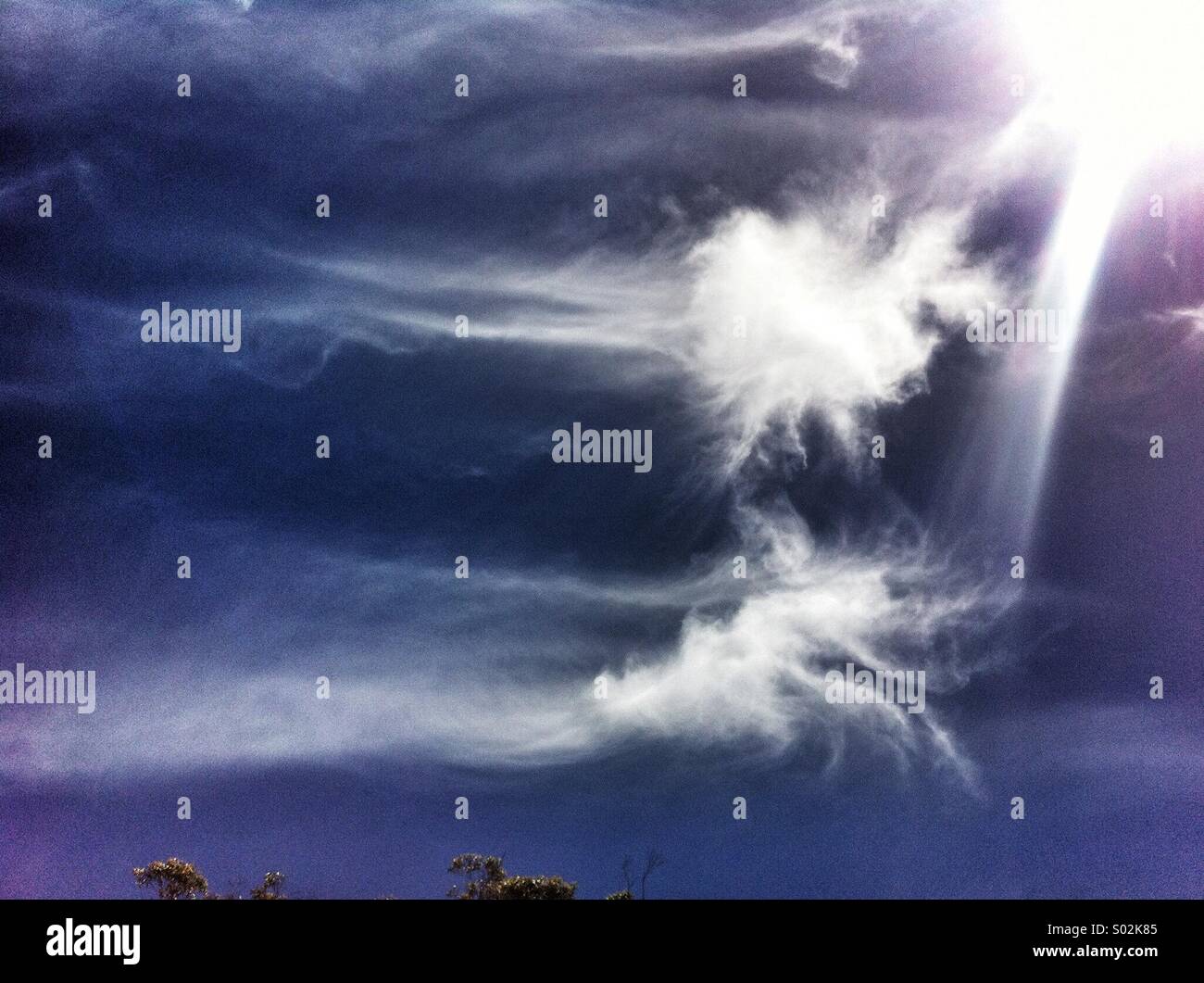 Ungewöhnliche und interessante Cloud Bildung paar an sonnigen Tag Stockfoto