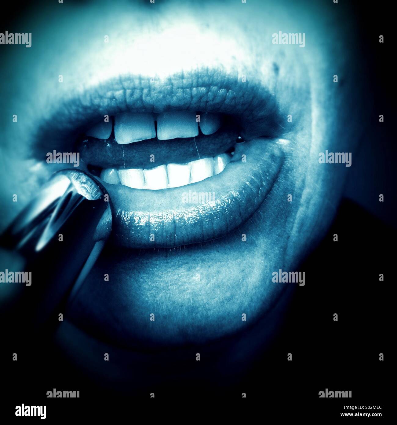 Eine reife Frau gilt Lippenstift - Smartphone-aufgenommenes Stockfoto