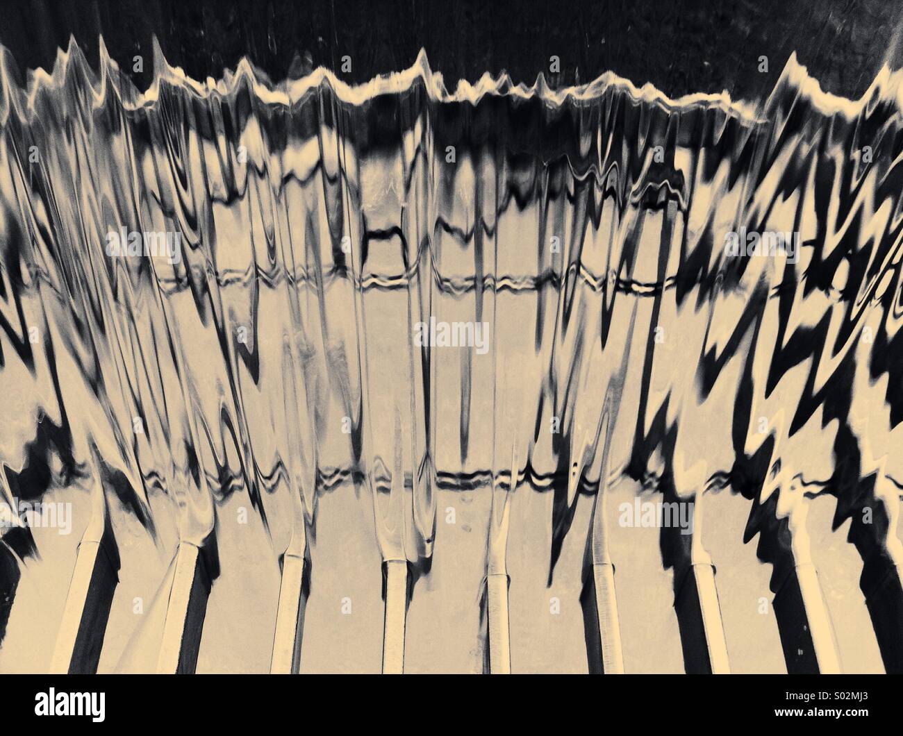 Wasser aus einer öffentlichen Wasserspiel Kaskadierung durch ein Gitter in ein Auffangbecken. - Smartphone-aufgenommenes Stockfoto
