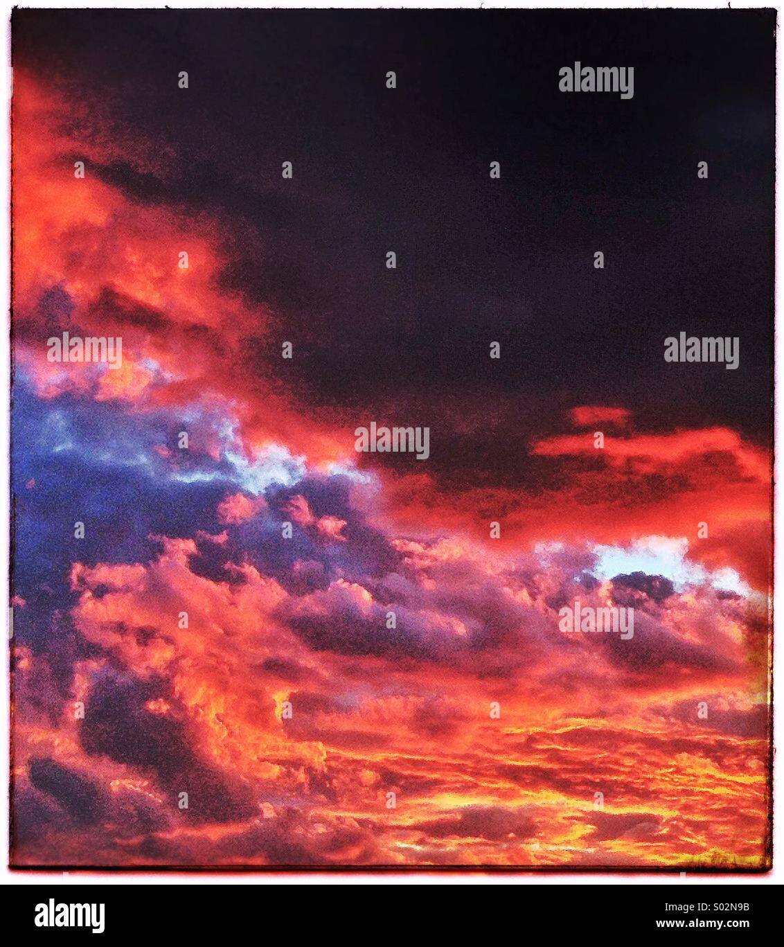 Roter Himmel mit Wolken bei Sonnenuntergang Stockfoto