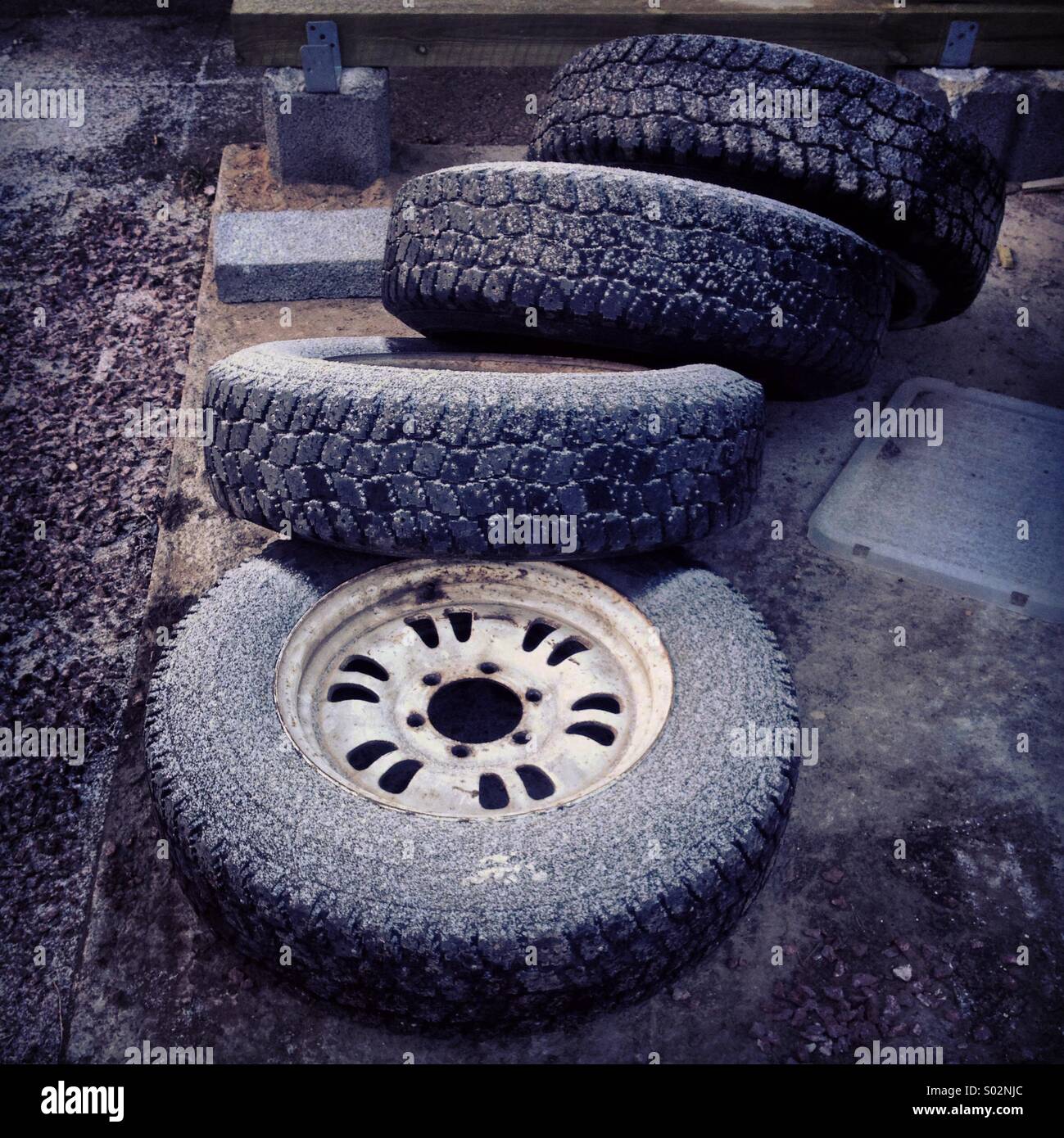 Eine ganze Reihe von Winterreifen in der kalten Jahreszeit Eis gestapelt Stockfoto
