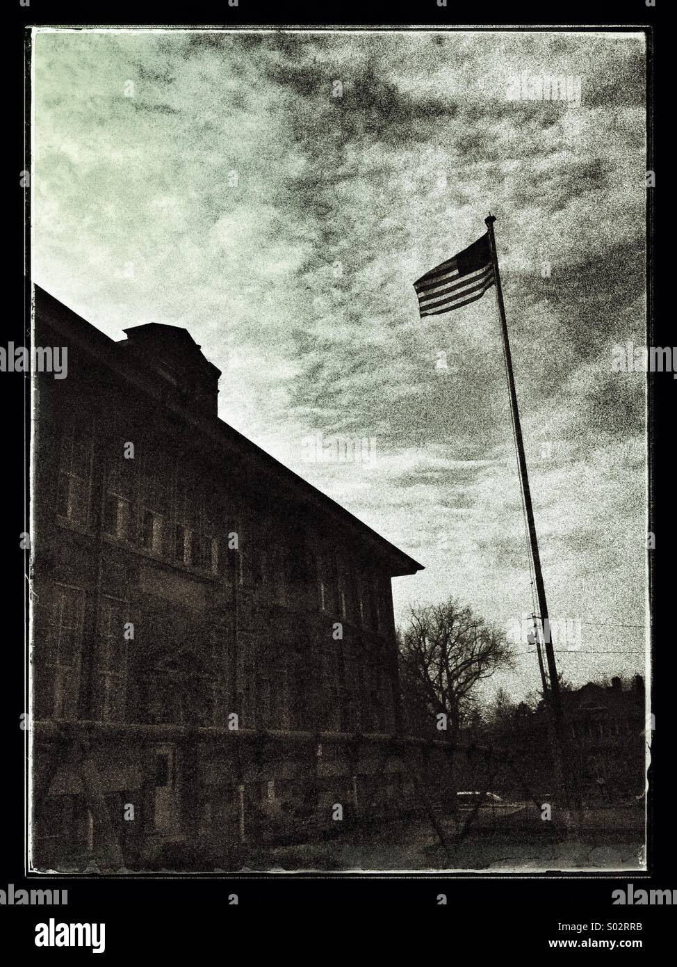 Schulgebäude. Ohio. Mit amerikanischen Flagge. - Smartphone-aufgenommenes Stockfoto