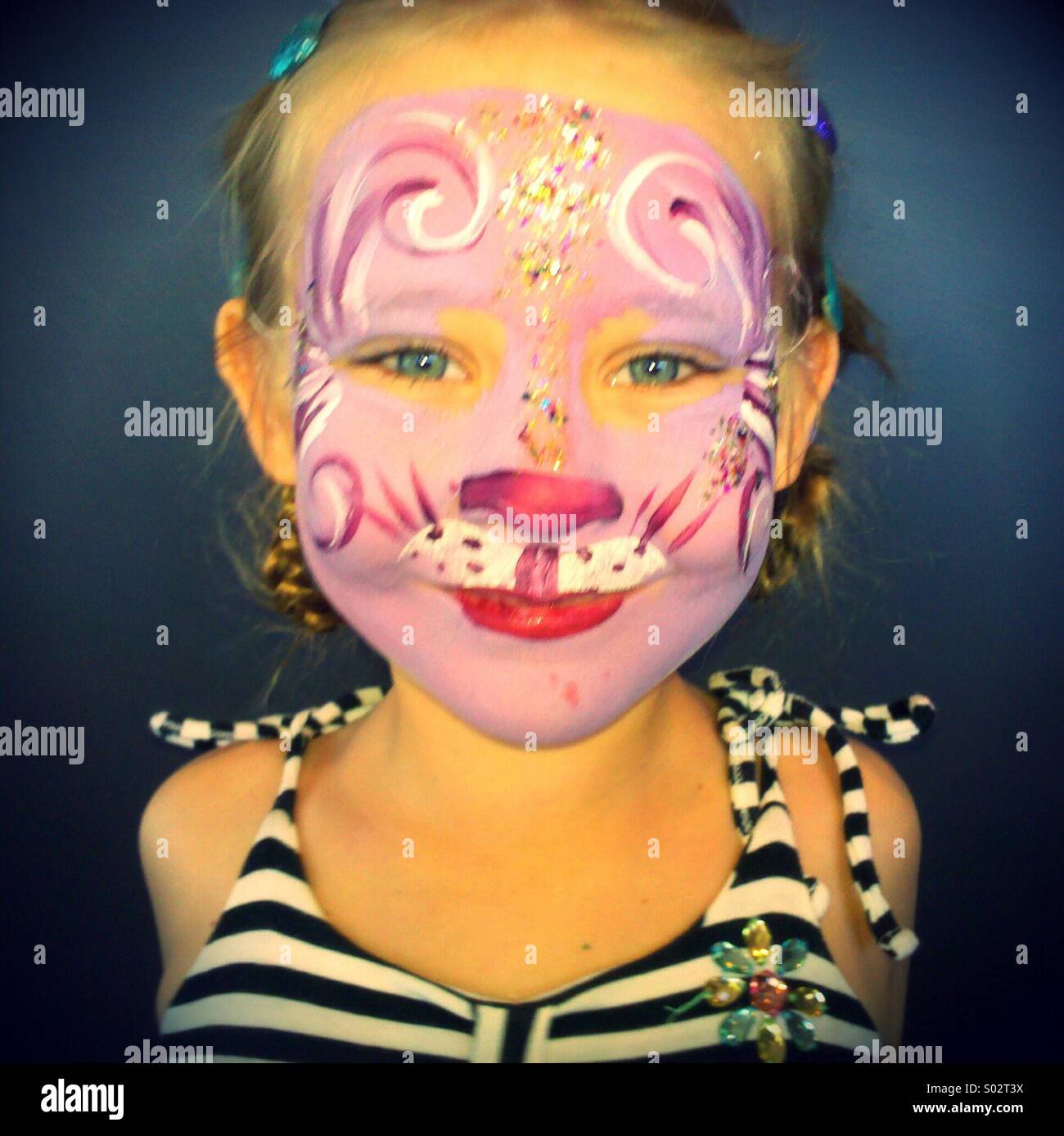 Mädchen mit Kinderschminken. - Smartphone-aufgenommenes Stockfoto