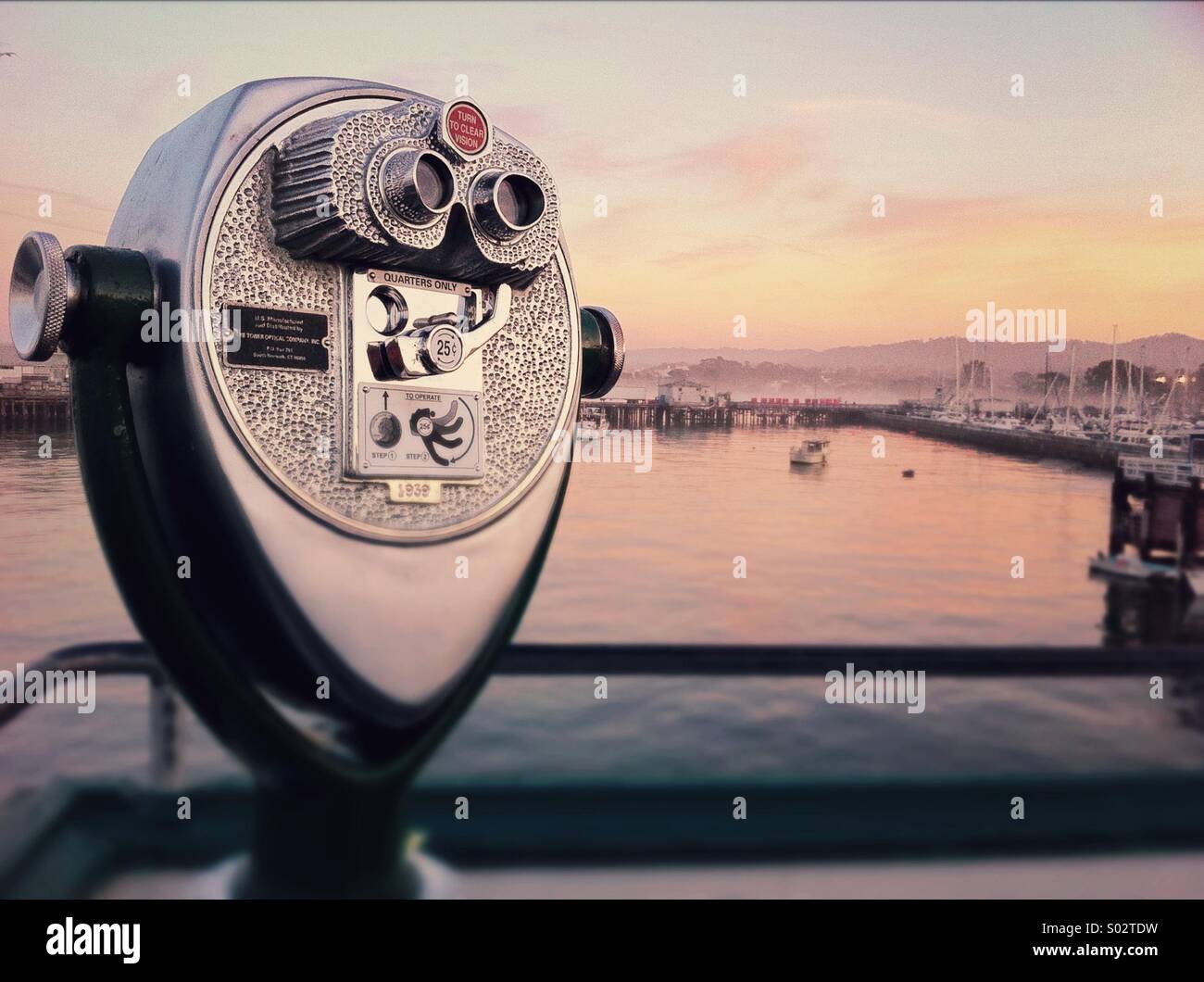 Public Viewing Teleskop in Seaside Wharf, Monterey, Kalifornien, USA. - Smartphone-aufgenommenes Stockfoto