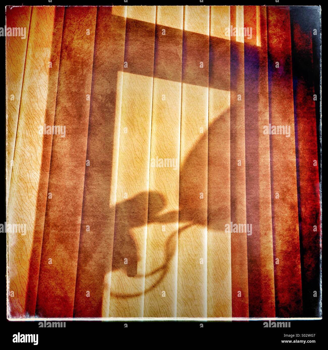 Schatten der Satellitenschüssel auf Fenster-Vorhänge Stockfoto