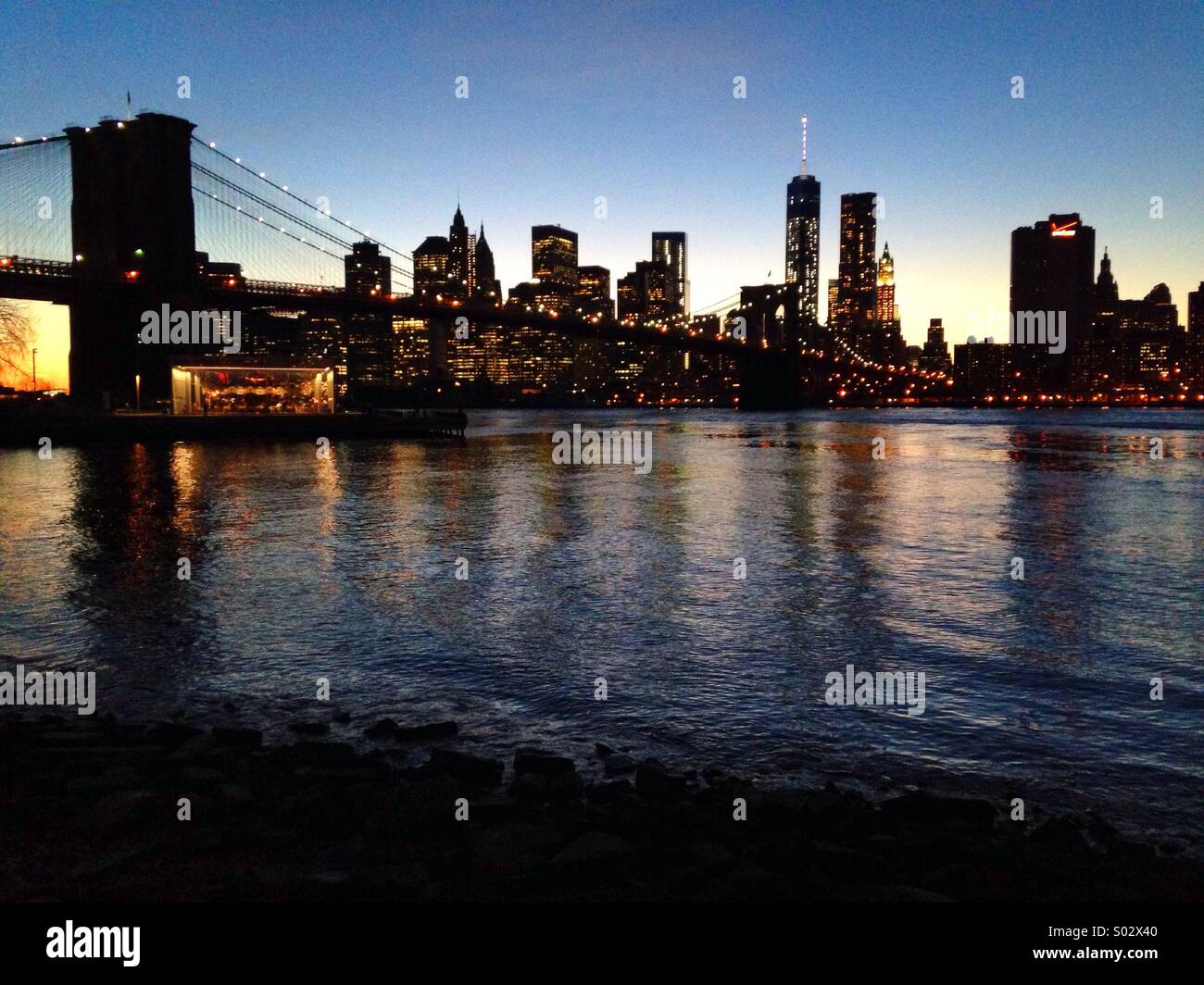 Skyline von Manhattan in der Dämmerung mit Brooklynbridge Stockfoto
