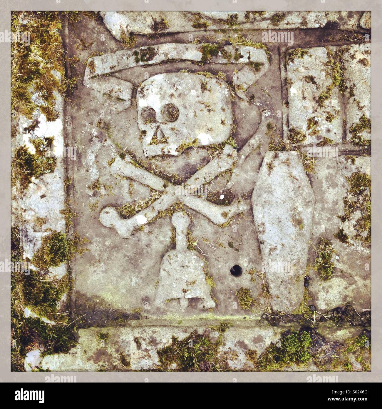Schädel und gekreuzten Knochen auf Grabstein, Grab Stockfoto