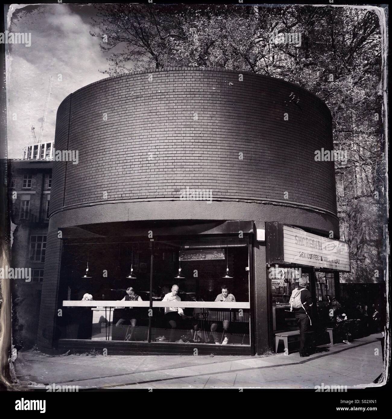 Schwarz / weiß Foto Shoreditch Grind Coffee-Shop am Kreisverkehr Old Street, London, UK. Stockfoto