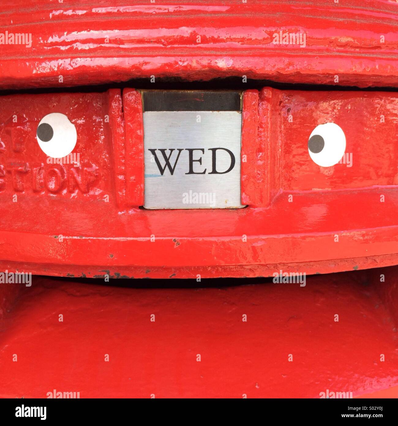 Augen auf einem königlichen Briefkasten rote Säule Stockfoto