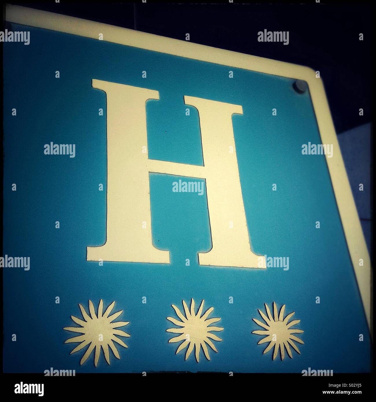 Hotelschild mit drei Sternen - Smartphone-aufgenommenes Stockfoto