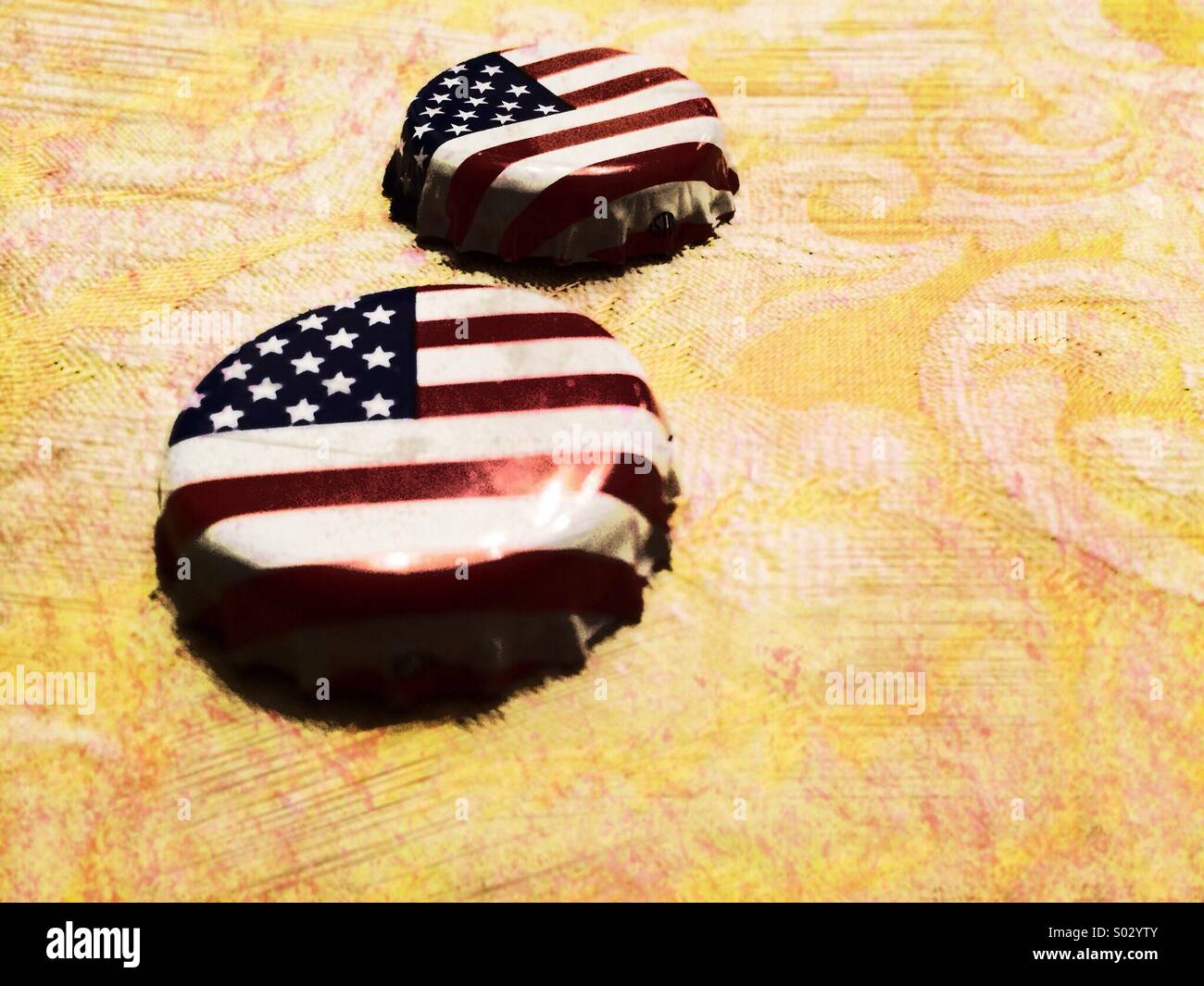 Amerikanische Flagge Flasche Kappen auf Grunge Hintergrund Stockfoto