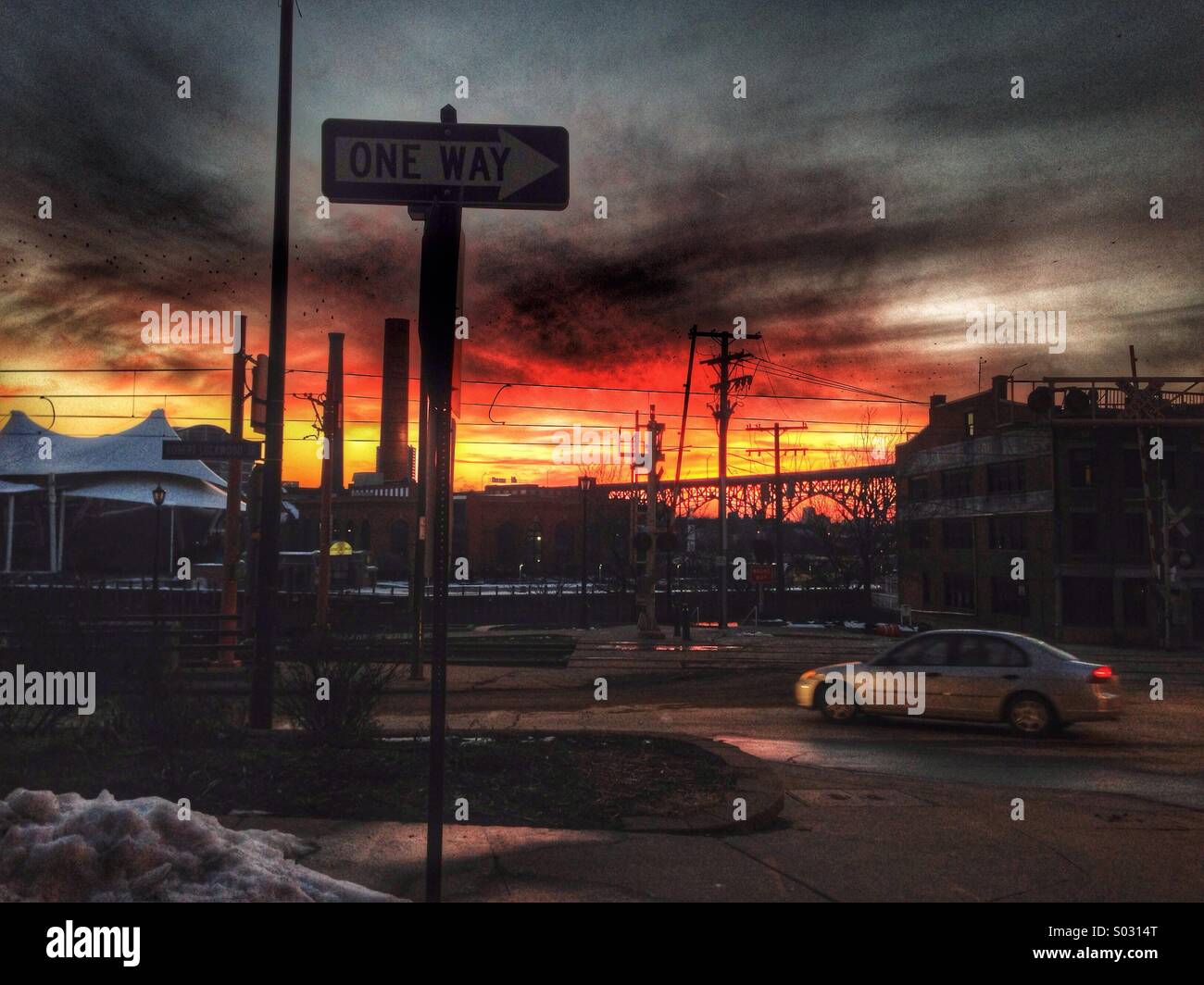 Straße mit Sonnenuntergang in Cleveland Ohio Stockfoto