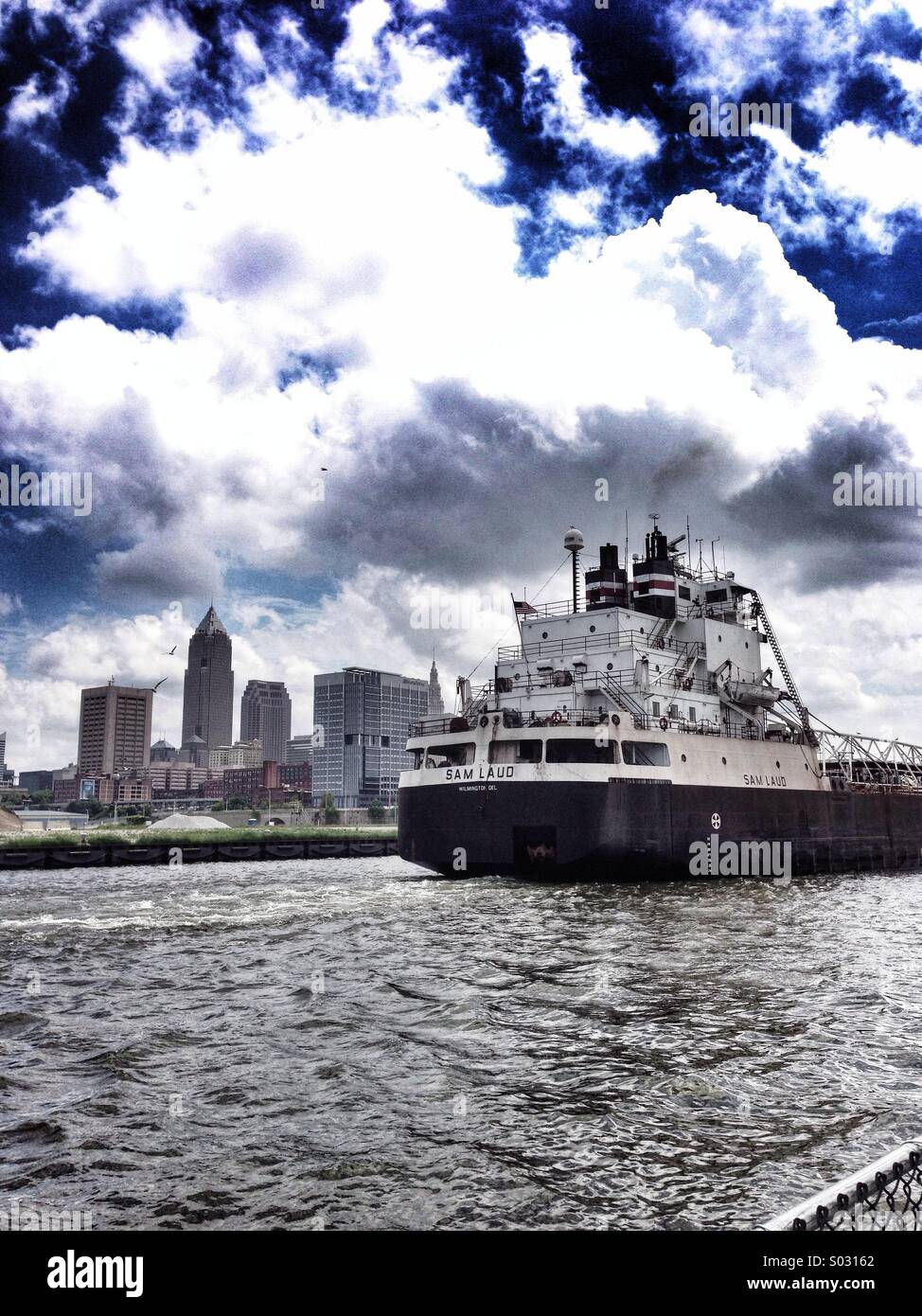 Boot auf der Cuyahoga River in Cleveland Ohio USA. Stockfoto
