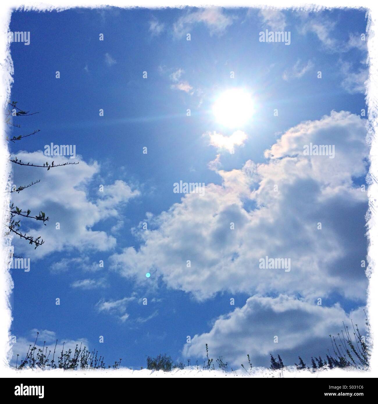 Sonne, blauer Himmel und weiße Wolken an einem Apriltag in UK Stockfoto