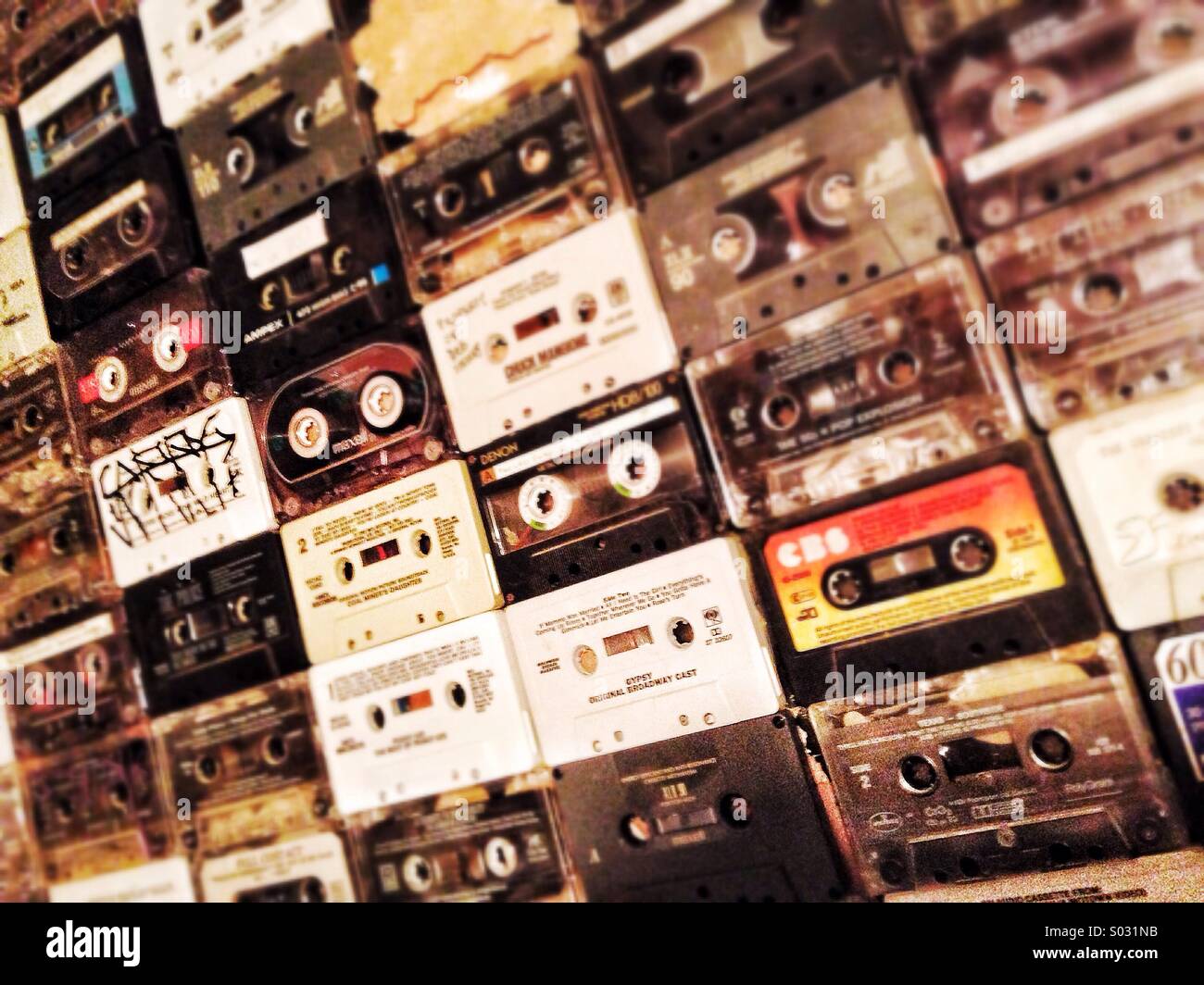 Alten Tonbandkassetten an einer Wand Stockfoto