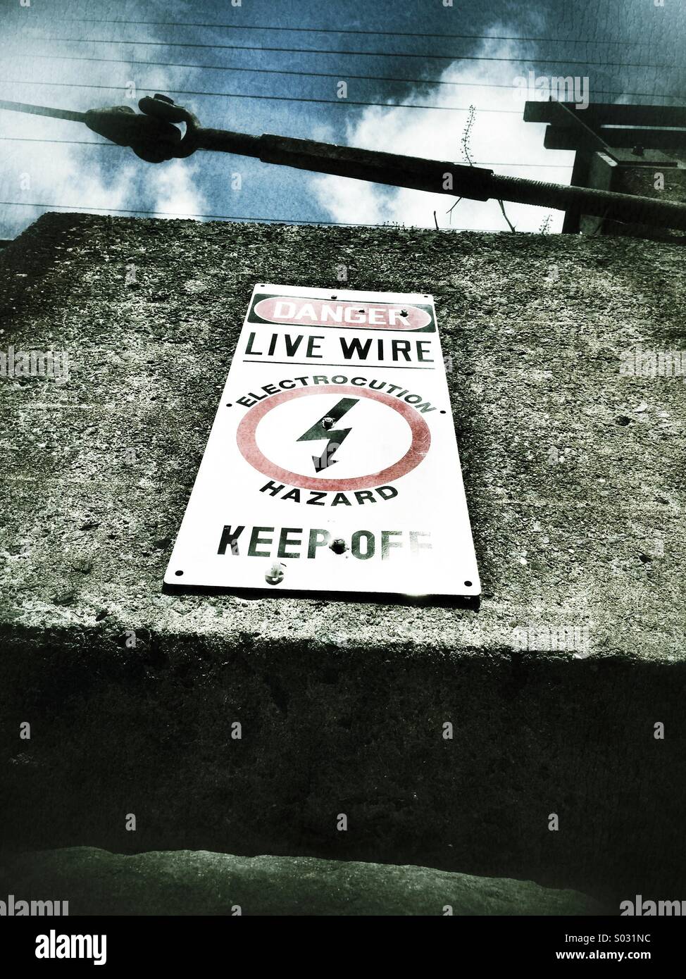 Live Wire - Stromschlag-Gefahr - Keep off - Gefahr Stockfoto