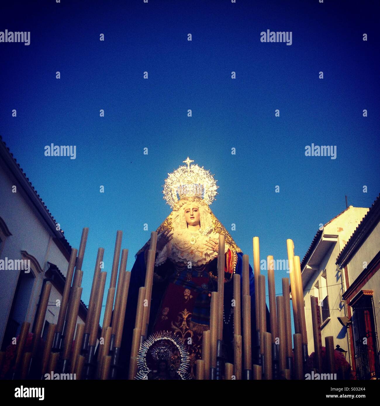 Die Sonne beleuchtet ein Bild der Jungfrau von Dulce Nombre (Heilige) Name wird während Ostern Palmsonntag in Prado del Rey, Sierra de Cadiz, Andalusien, Spanien Stockfoto