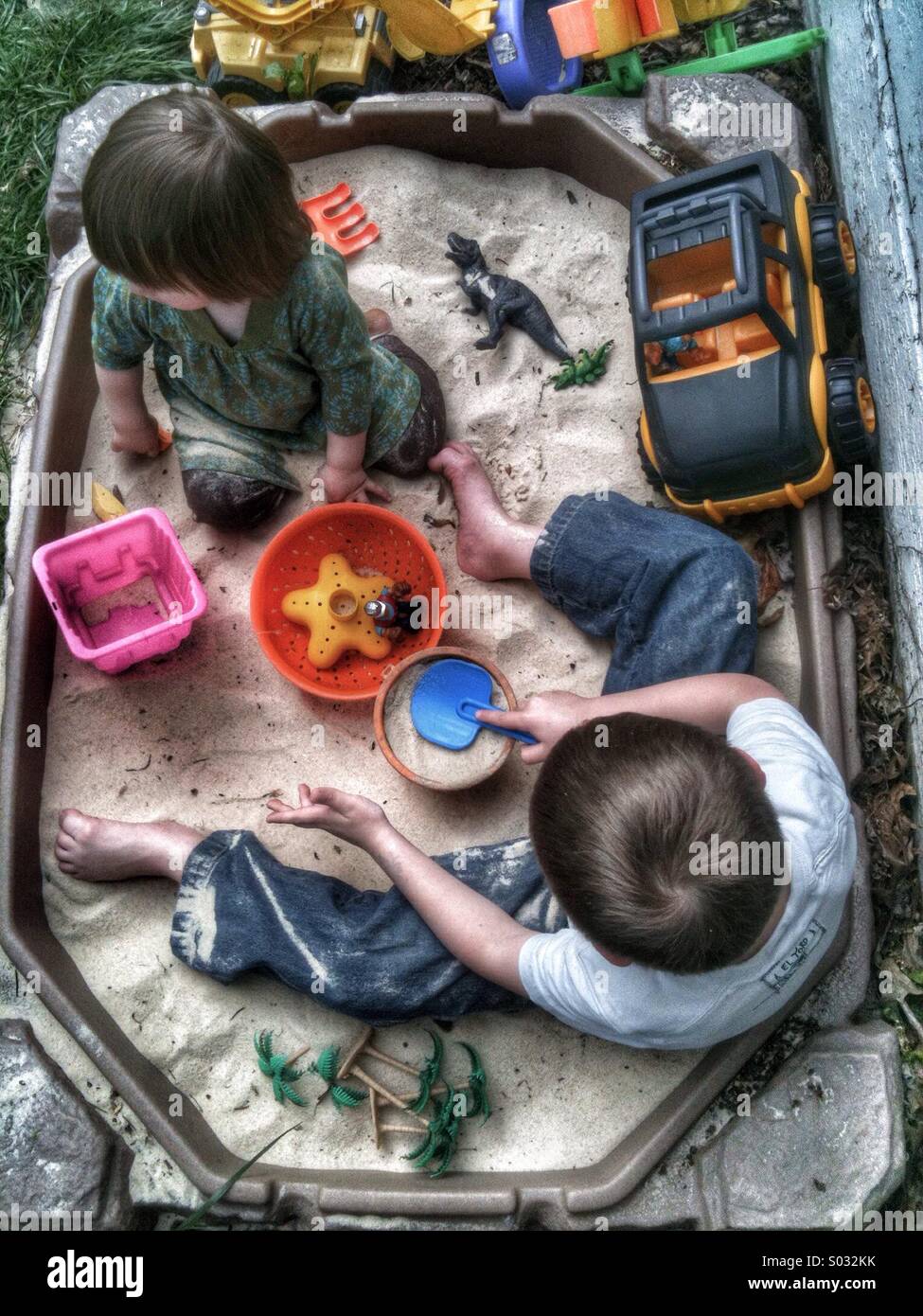 Kinder im Sandkasten im Sommer Stockfoto