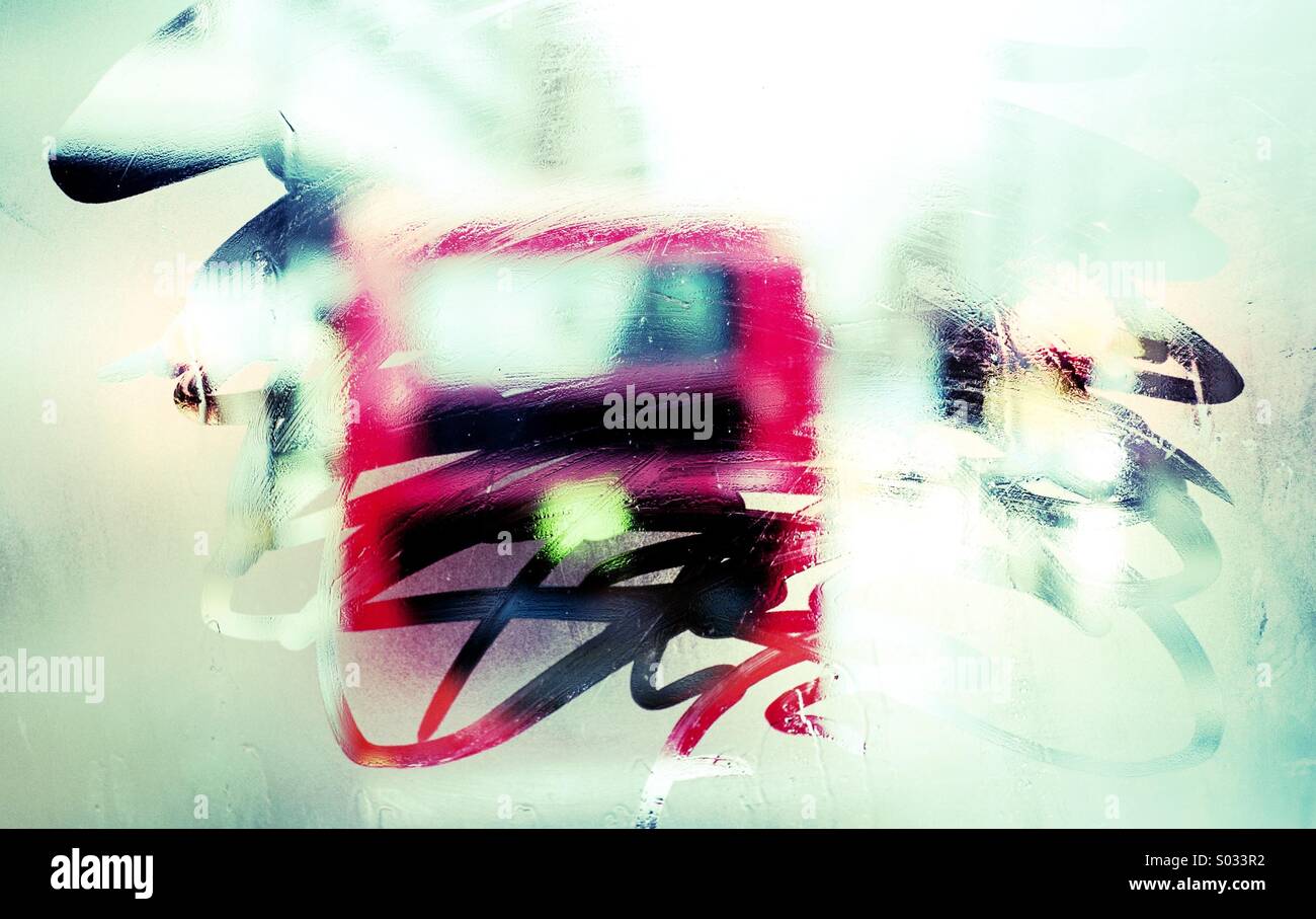 London-Doppeldecker aus einem Busfenster an einem regnerischen Tag gesehen Stockfoto
