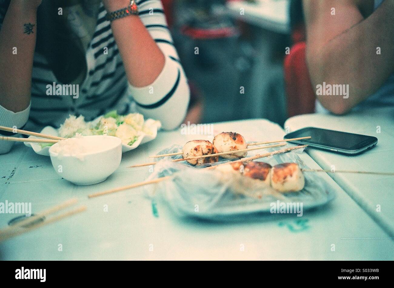 Menschen essen chinesisches Essen im freien Stockfoto