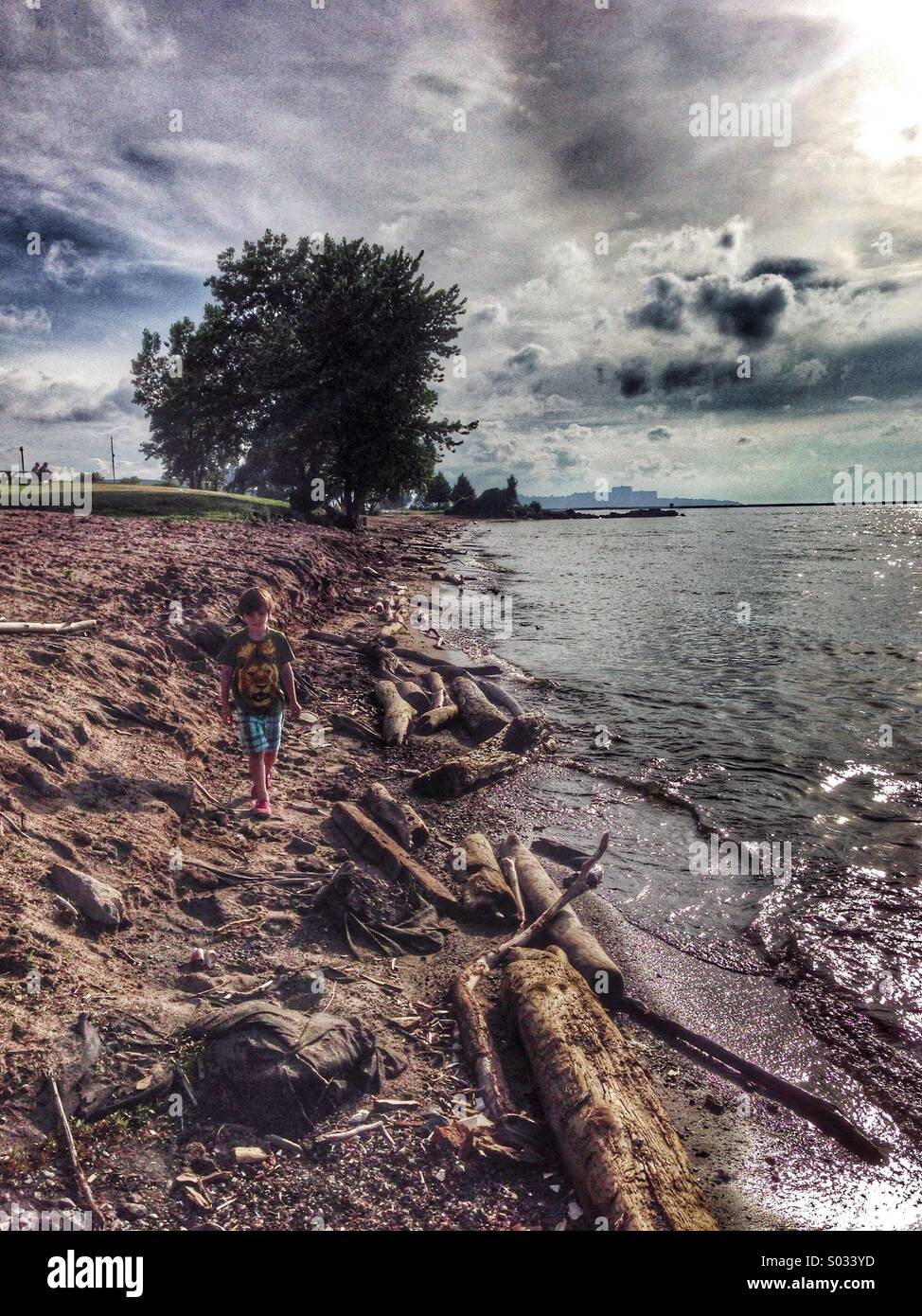 Junge Spaziergänge entlang der Ufer des Lake Erie in Cleveland. Stockfoto
