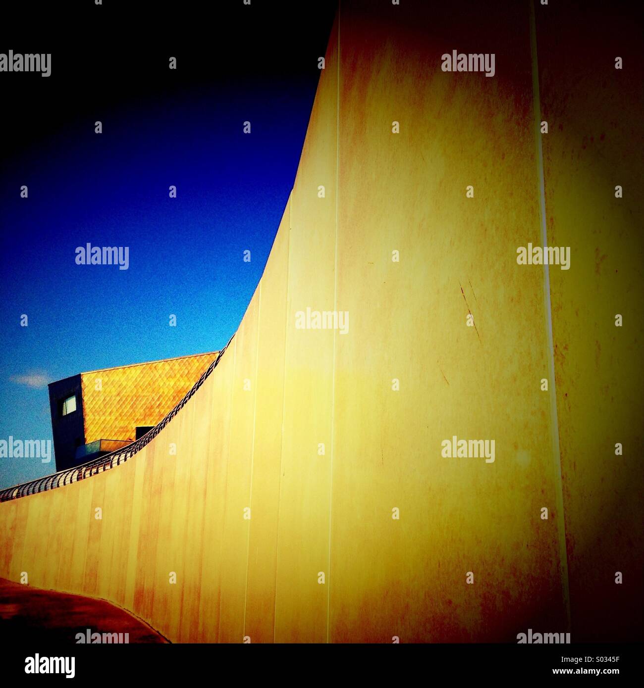 Ufermauer und goldene Hochzeitskapelle auf Blackpool Promenade Stockfoto