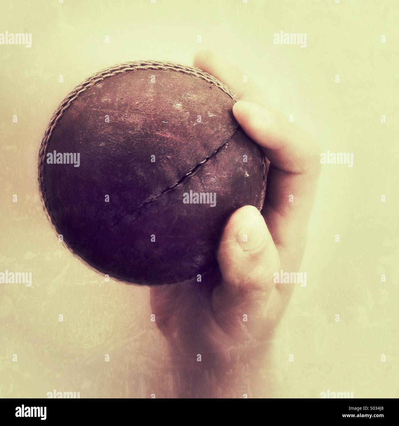 Gefangen in einer jungen Hand Cricketball - Smartphone-aufgenommenes Stockfoto