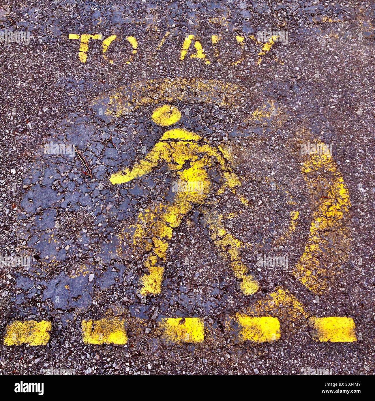 Englisch Und Franzosisch Abonnieren Vorfahrt Fur Fussganger Gemalt Auf Einem Pflaster Fur Radfahrer Zu Gehorchen Stockfotografie Alamy