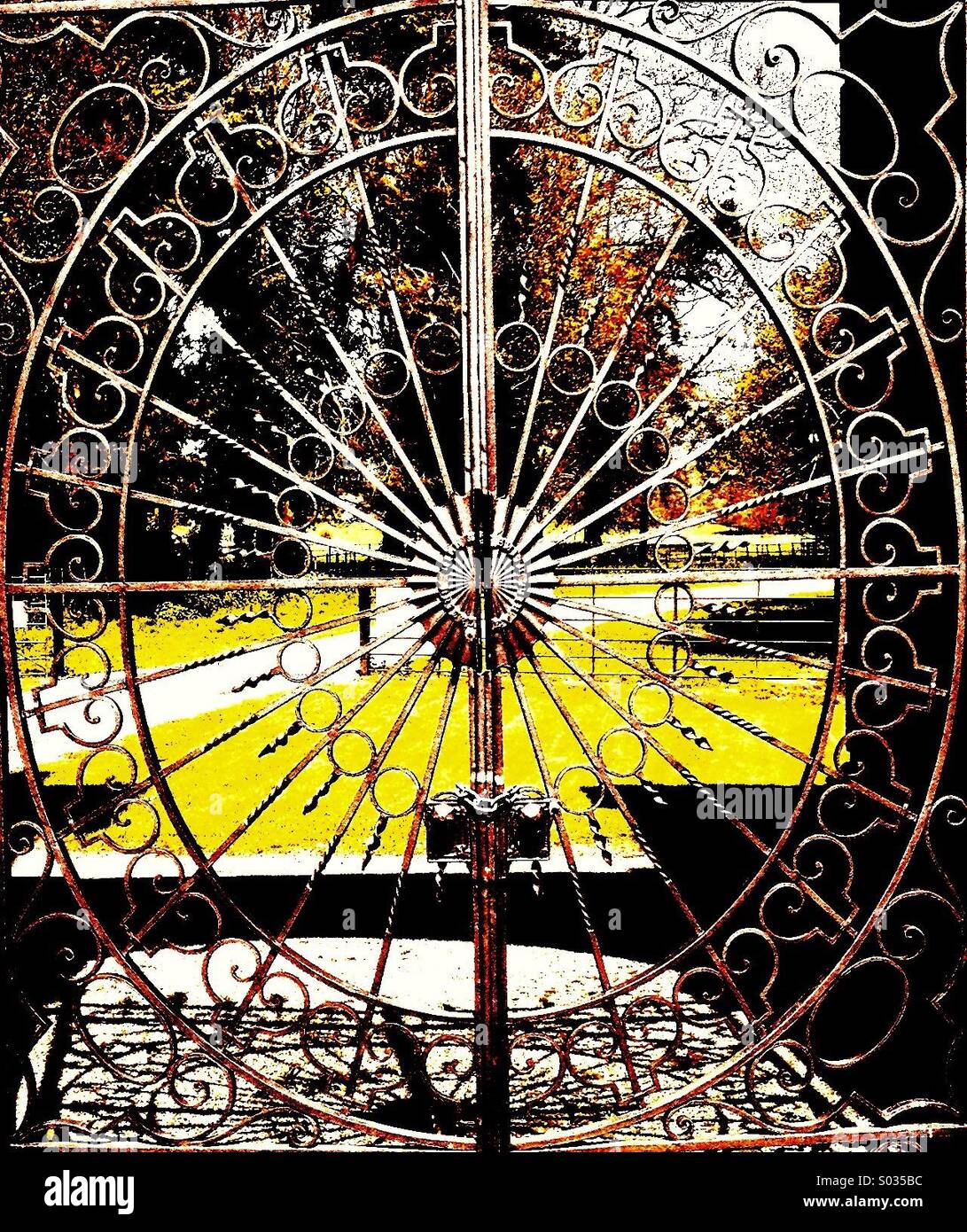 Schmiedeeiserne Tore - Smartphone-aufgenommenes Stockfoto