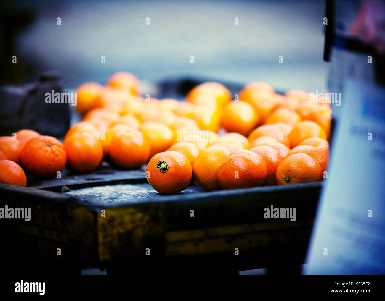 Orangen auf einem Ständer Stockfoto