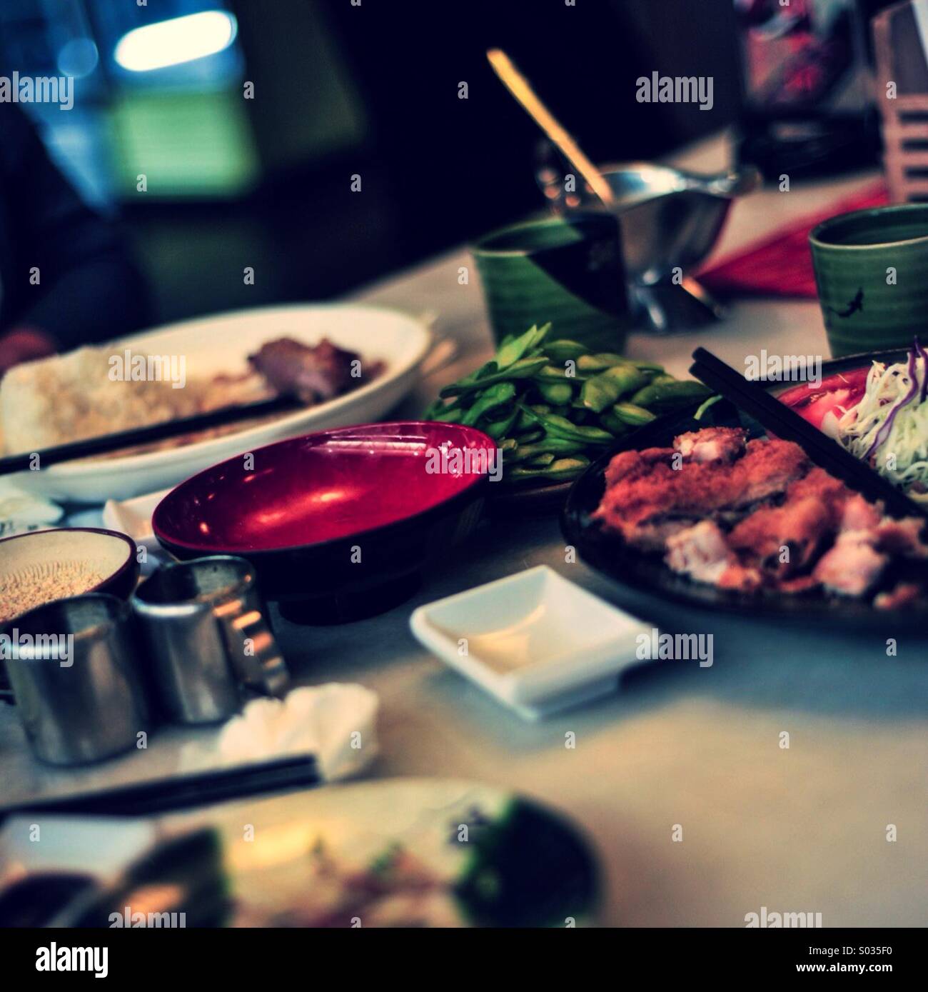 Tisch voller Essen in einem japanischen restaurant Stockfoto
