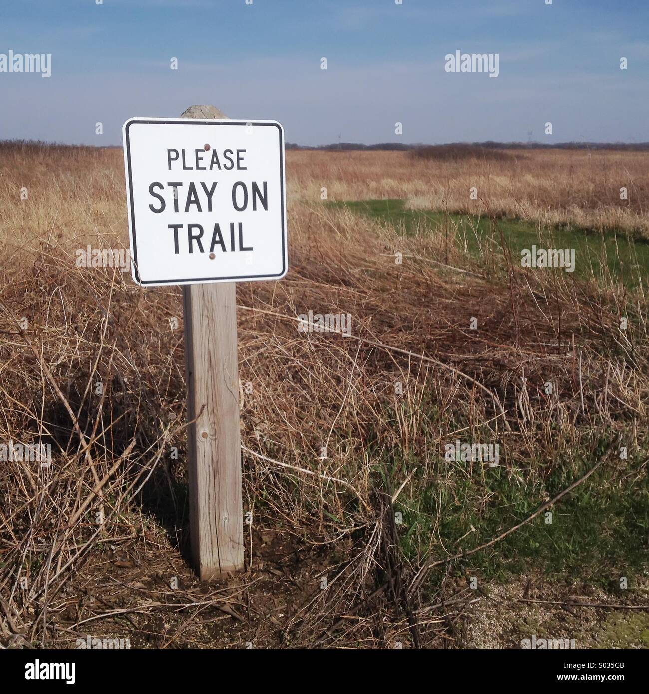 Trail-Schild an Prärie--für Konzepte der Konformität, Normalität, Zusammenarbeit und routine Stockfoto