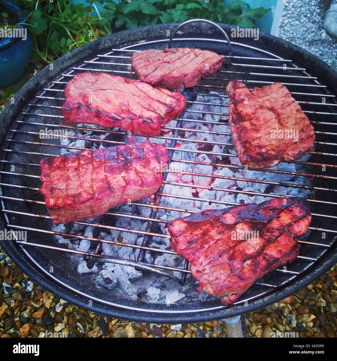 Steak auf dem Grill kochen - Smartphone-aufgenommenes Stockfoto