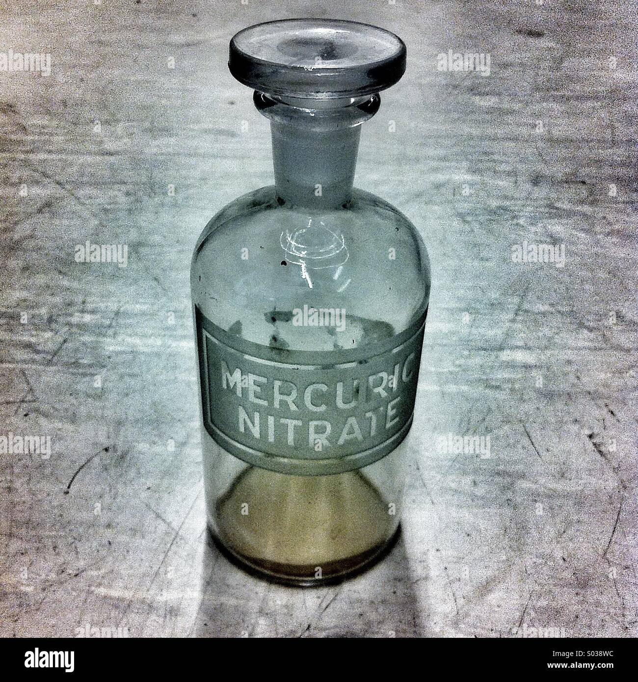 Alte Chemieflasche mit Quecksilberoxid Nitrat eingraviert - Smartphone-aufgenommenes Stockfoto
